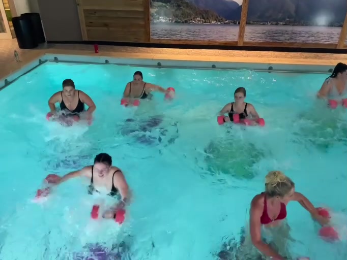 Teilnehmende beim Wassertraining mit pinken Aqua-Hanteln